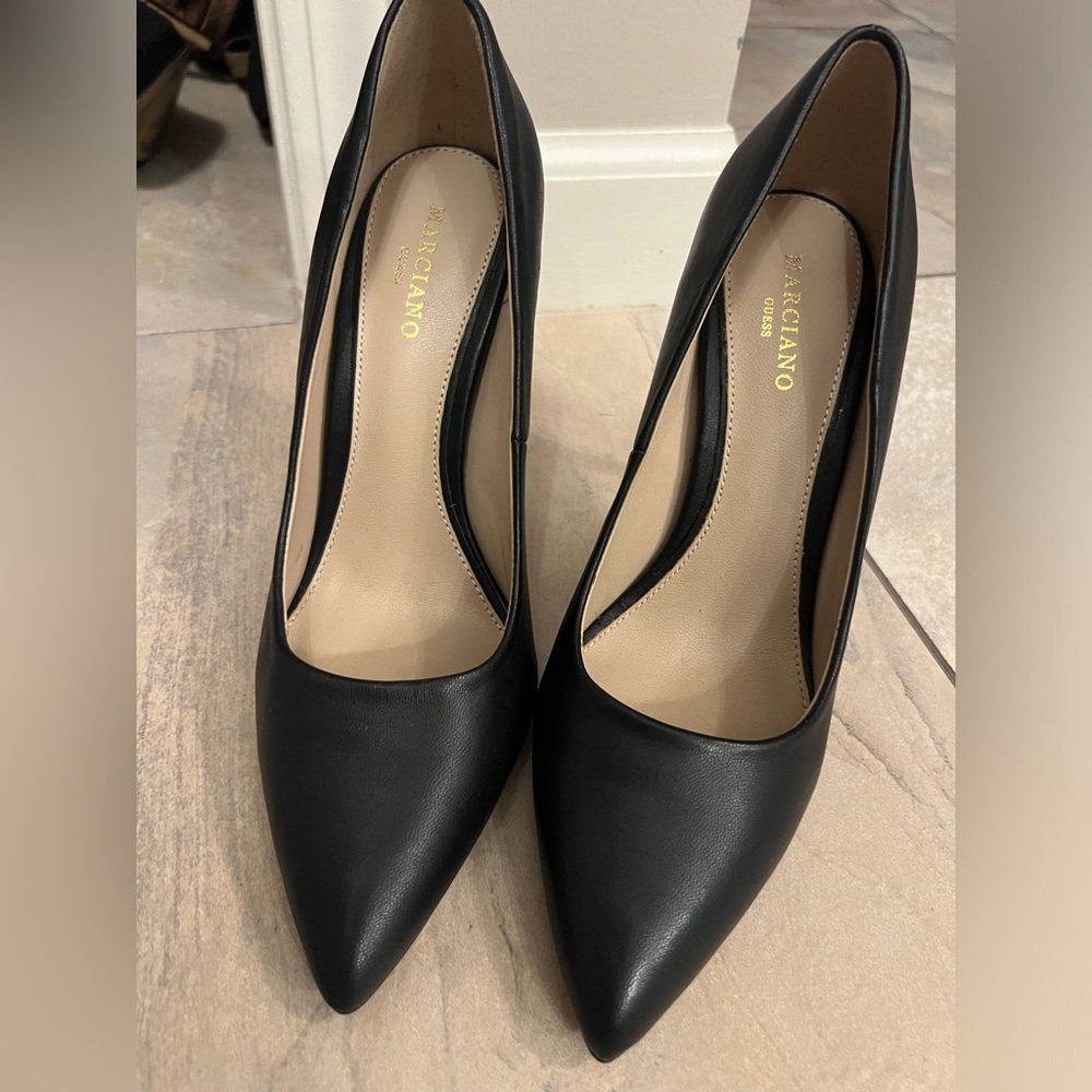 Black pumps